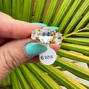 NWT Elegant Gold and Cubic Zirconia Women's Ring